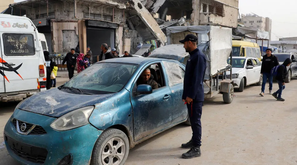 ضابط من شرطة «حماس» يُنظّم حركة المرور في مدينة غزة 28 يناير 2026 (رويترز)
