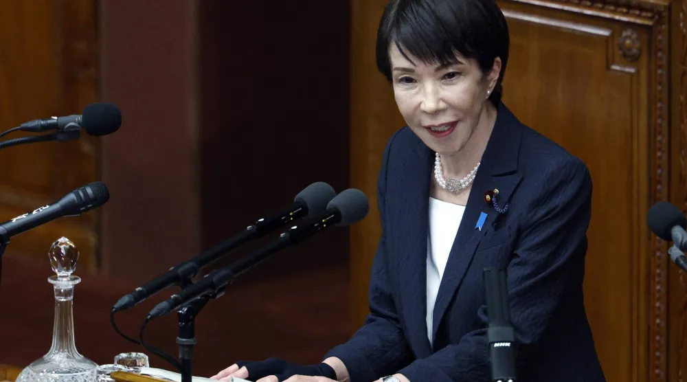 رئيسة الوزراء اليابانية ساناي تاكايشي تلقي خطاباً في البرلمان الياباني بطوكيو - 20 فبراير 2026 (إ.ب.أ)