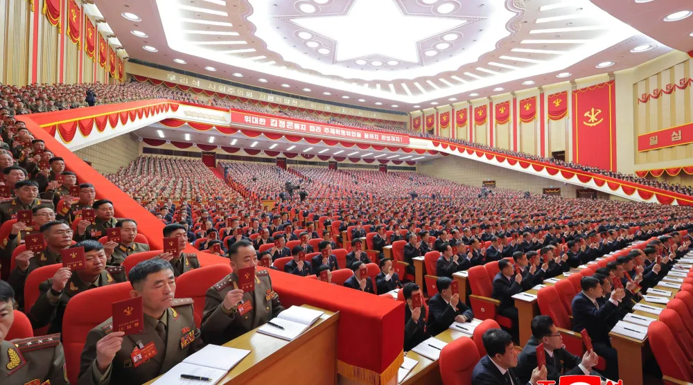 أعضاء حزب العمال الكوري يحضرون افتتاح المؤتمر التاسع لحزب العمال في بيونغ يانغ بكوريا الشمالية - 19 فبراير 2026 (إ.ب.أ)