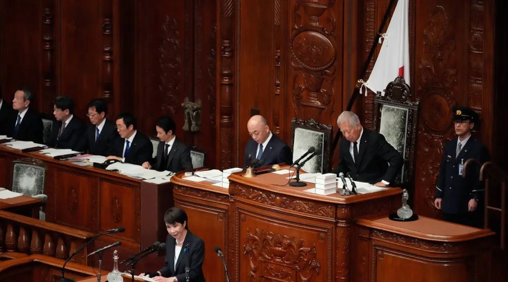 رئيسة الوزراء اليابانية ساناي تاكايتشي في خطابها أمام البرلمان يوم الجمعة بالعاصمة طوكيو (أ ب)