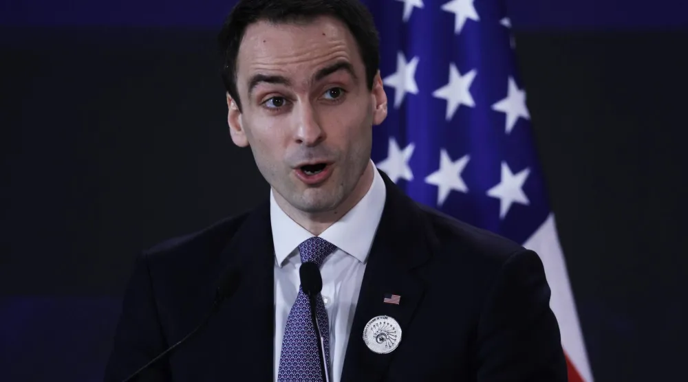 مدير مكتب سياسات العلوم والتكنولوجيا بالبيت الأبيض مايكل كراتسيوس يحضر جلسة خلال قمة «تأثير الذكاء الاصطناعي» في نيودلهي يوم 20 فبراير 2026 (إ.ب.أ)