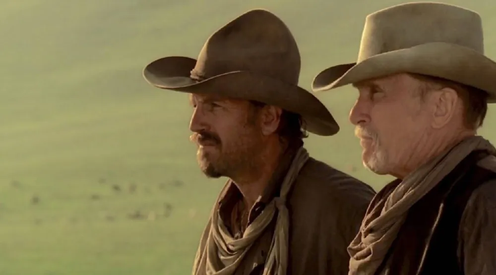 دوڤال (اليمين) وكوستنر في «مروج مفتوحة» (توتشستون فيلمز)