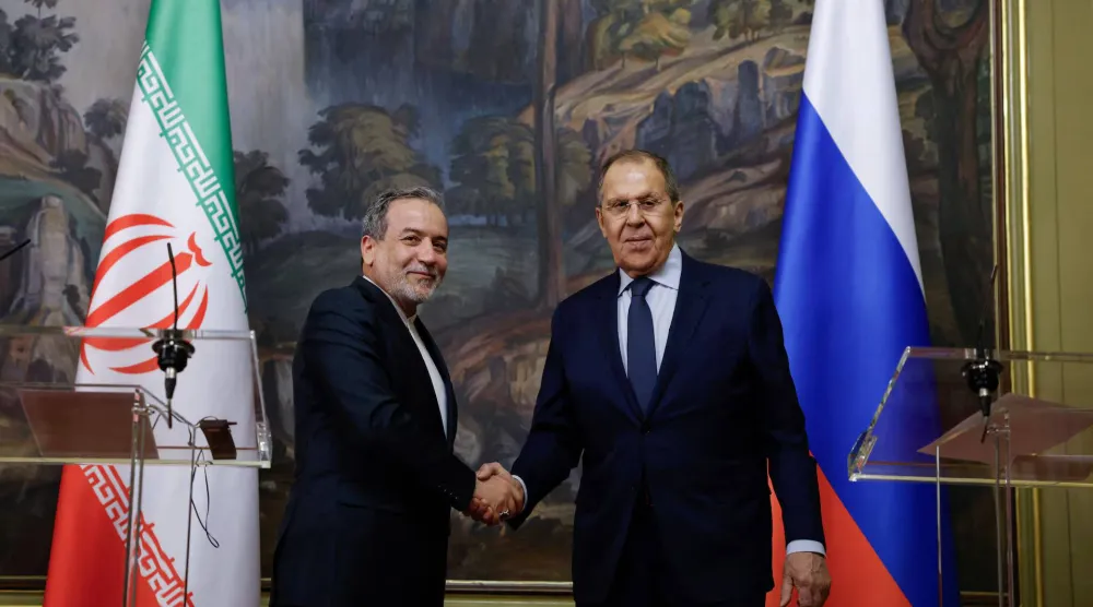 وزير الخارجية الروسي سيرغي لافروف ووزير الخارجية الإيراني عباس عراقجي يتصافحان خلال مؤتمر صحافي عقب محادثاتهما في موسكو يوم 18 أبريل 2025 (رويترز)