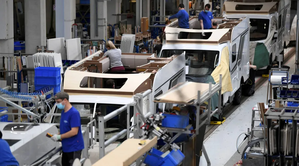 عمّال يقومون بتجميع عربات التخييم في مصنع «كناوس-تابرت إيه جي» في ياندلسبورن بالقرب من باساو بألمانيا (رويترز)