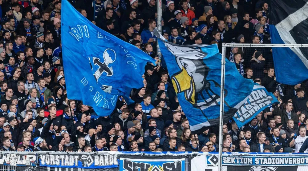 رئيس النادي هنريك كونكه وصف خطوة تملك الجماهير بأنها «تاريخية» (نادي هامبورغ)