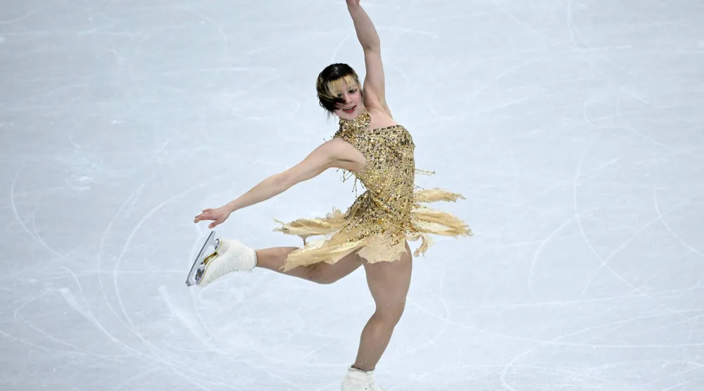 المتزلجة الفنية الأميركية أليسا ليو تنثر سحرها في ميلانو (أ.ف.ب)