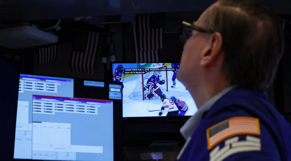 متداول يعمل في بورصة نيويورك (رويترز)