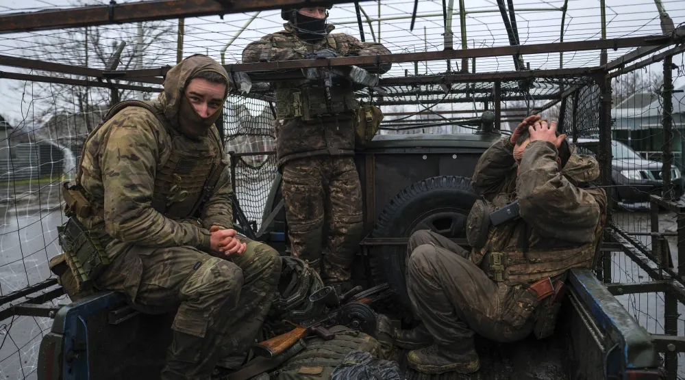 صورة وزّعها الجيش الأوكراني لجنود قرب كوستيانتينيفكا في إقليم دونيتسك (إ.ب.أ)