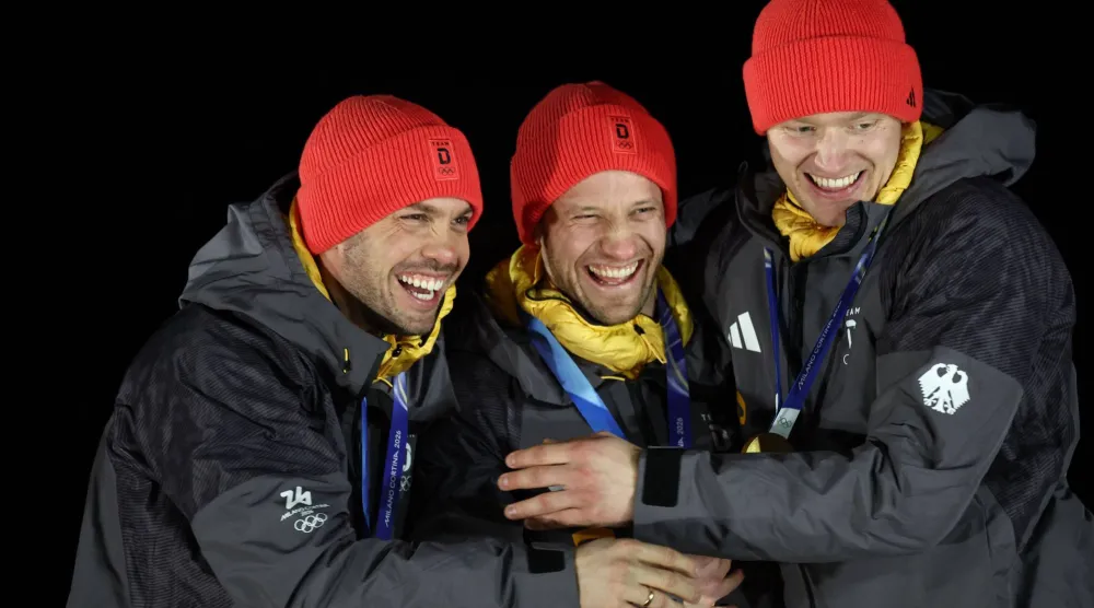 أسطورتا رياضة الزلاجات توبياس ويندل وتوبياس أرلت وزميلهما ماكس لانغهين (أ.ف.ب)