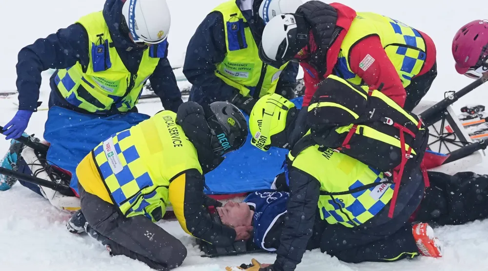 لاعب التزلج الحر النيوزيلندي فينلي ميلفيل آيفز يتلقى العلاج بعد سقوطه (أ.ب)