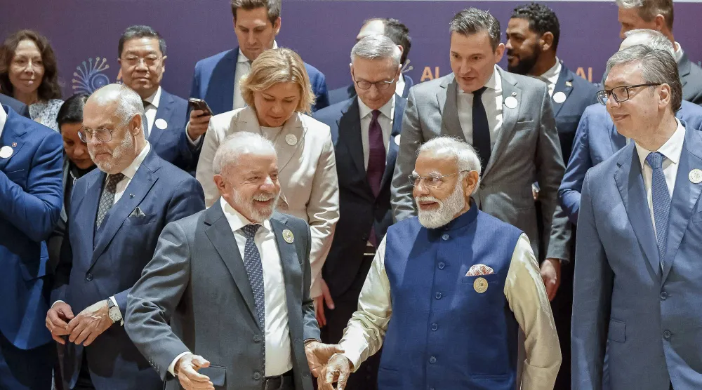 رئيس الوزراء الهندي ناريدرا مودي والرئيس البرازيلي لولا دا سيلفا يتوسطان رؤساء الحكومات والوزراء والمسؤولين في صورة على هامش «قمة نيودلهي» للذكاء الاصطناعي (د.ب.أ)
