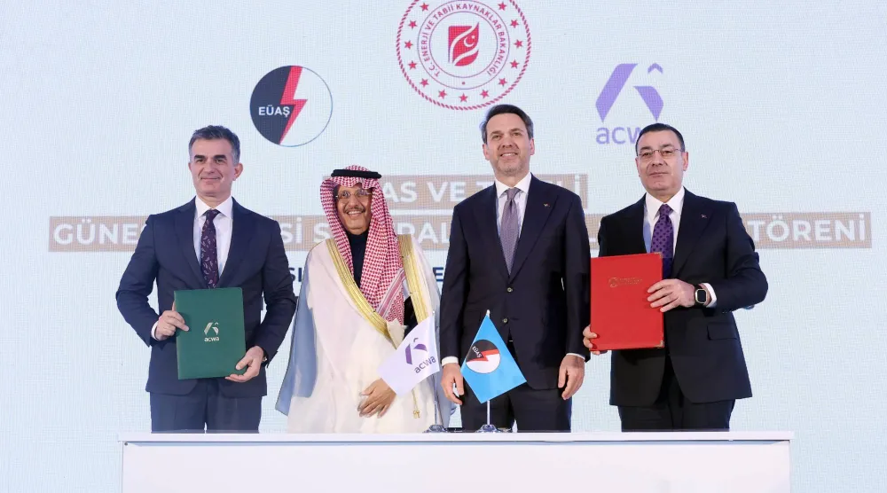 وزيرا الطاقة السعودي الأمير عبد العزيز بن سلمان آل سعود والتركي ألب أرسلان بيرقدار شهدا توقيع اتفاقية شراء الطاقة بين تركيا وشركة «أكوا» السعودية في إسطنبول الجمعة (من حساب الوزير التركي في «إكس»)