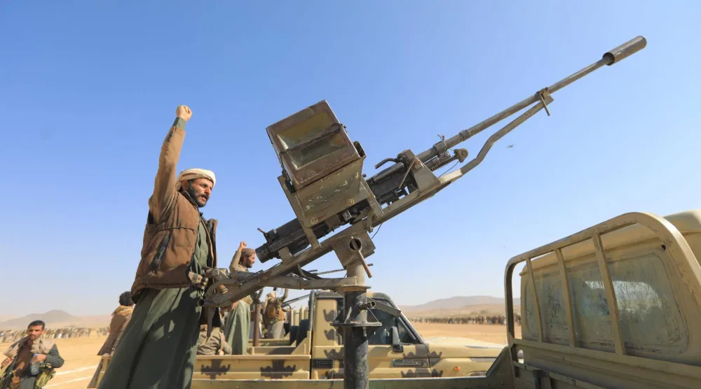 عنصر حوثي ضمن استعراض مسلح نظمته الجماعة في محافظة عمران (أ.ف.ب)