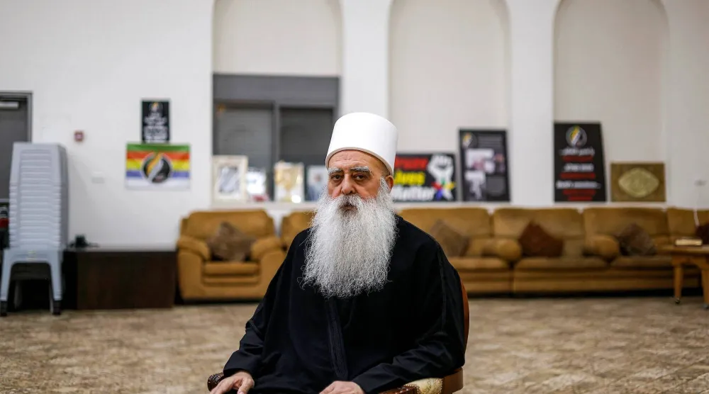 الشيخ موفق طريف الزعيم الروحي للطائفة الدرزية في إسرائيل خلال مقابلة بقرية جولس يوم 15 فبراير 2026 (أ.ف.ب)