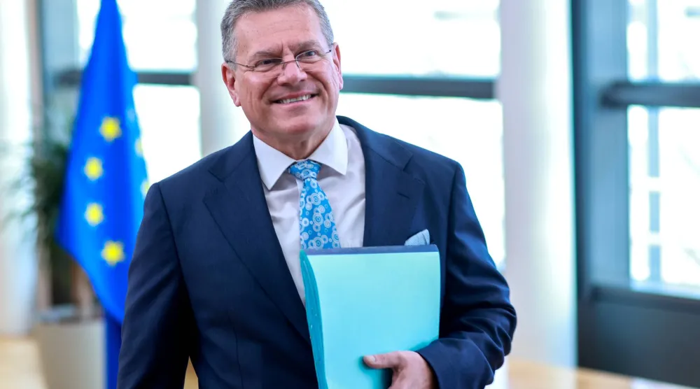 ماروش شيفتشوفيتش قبل بدء اجتماع بمقر المفوضية الأوروبية في بروكسل يوم 18 فبراير 2026 (إ.ب.أ)