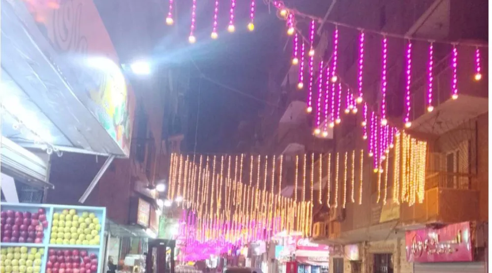 الأضواء الملونة ضمن زينة رمضان (الشرق الأوسط)