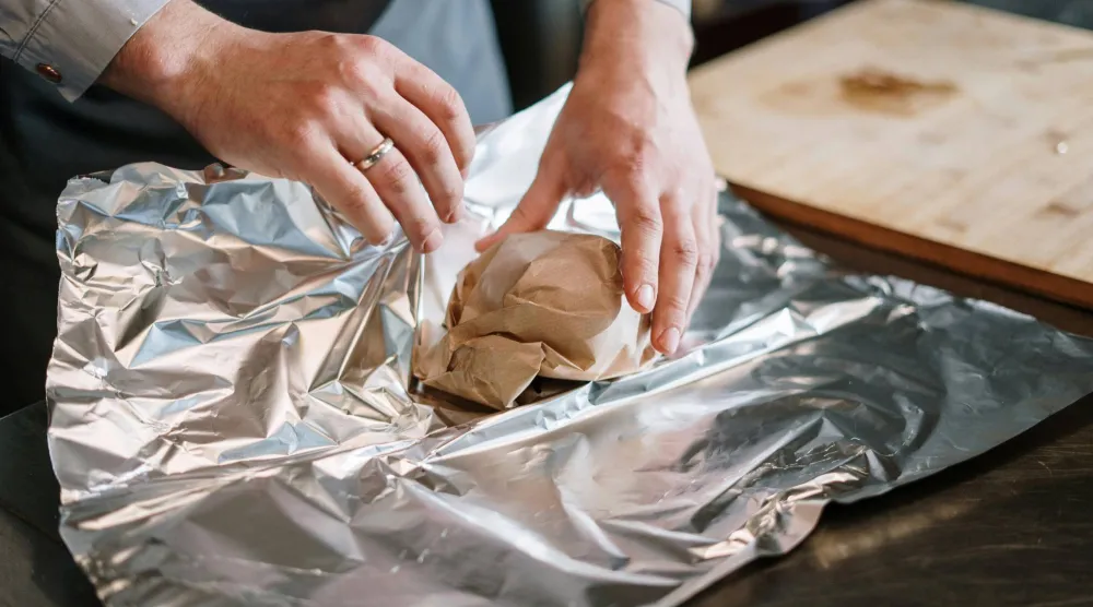  ورق الألومنيوم يتكون من صفائح رقيقة من معدن الألومنيوم وقد تتسرب كميات ضئيلة منه إلى الطعام في أثناء الطهي (بيكسلز)