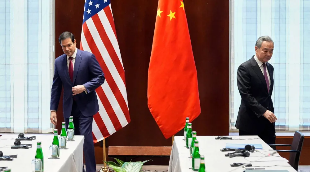 وزير الخارجية الأميركي ماركو روبيو خلال لقائه نظيره الصيني وانغ يي في ميونيخ (رويترز)