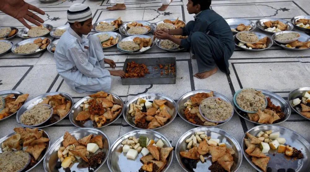 الإفطار والسحور مفاتيح الحفاظ على الطاقة في رمضان (رويترز)