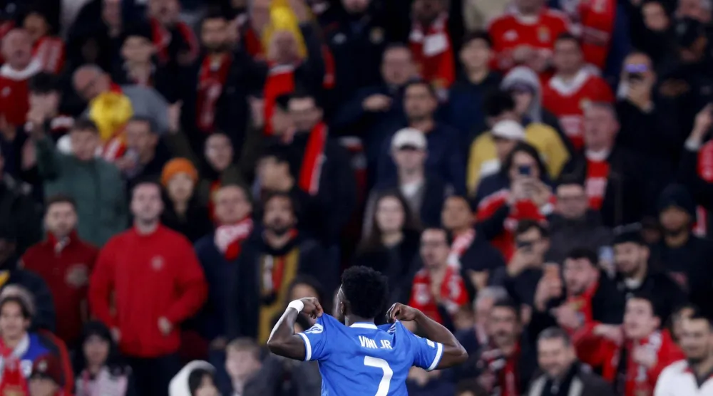 هل وجَّه مشجعون لبنفيكا إهانات عنصرية لفينيسيوس؟ (أ.ف.ب)