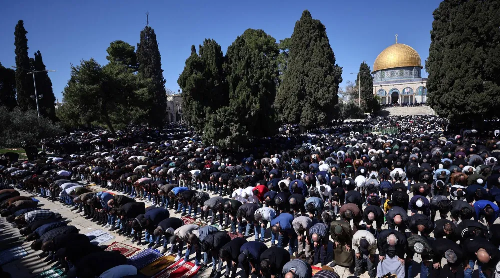 المصلون الفلسطينيون متجمعون في باحة المسجد الأقصى لأداء صلاة الجمعة (إ.ب.أ)