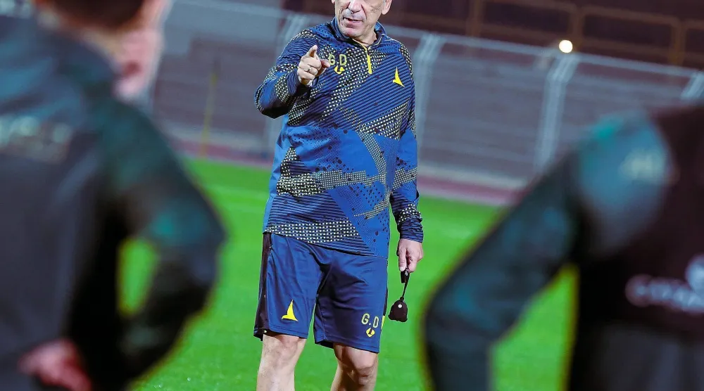 دونيس يوجه لاعبيه خلال التدريبات الأخيرة (موقع النادي)