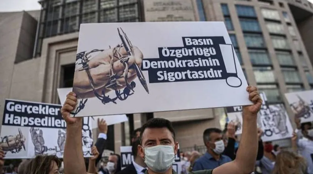 صحافيون يضعون كمامات على أفواههم خلال مظاهرة أمام مجمع محاكم تساغليان في إسطنبول احتجاجاً على اعتقالات زملائهم والمطالبة بحرية الصحافة (أ.ف.ب)