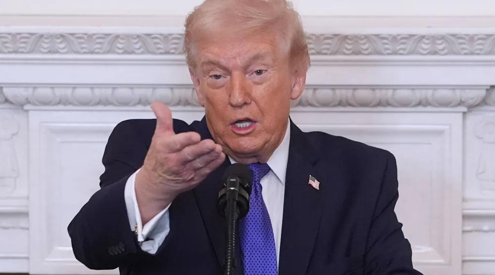 الرئيس الأميركي دونالد ترمب خلال لقاء مع حكام الولايات في البيت الأبيض يوم 20 فبراير (أ.ب)