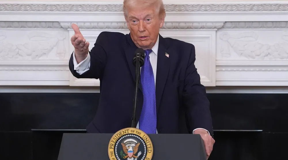 الرئيس دونالد ترامب يتحدث خلال مأدبة إفطار مع رابطة حكام الولايات في قاعة الطعام الرسمية بالبيت الأبيض(أ.ب)