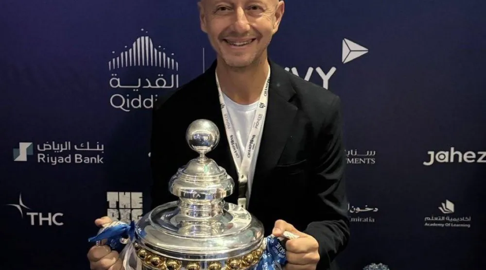 الرئيس التنفيذي للهلال مع كأس دوري المحترفين (الشرق الأوسط)