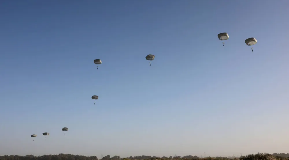 مظليون إسرائيليون خلال تدريب عسكري (إ.ب.أ)