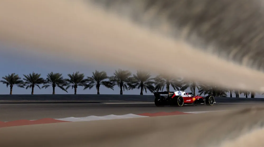 شارل لوكلير سائق فيراري تألق في اختبارات حلبة الصخير (رويترز)