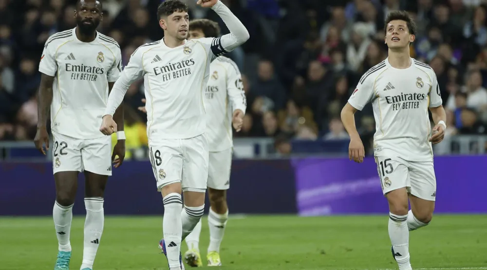 ريال مدريد انقض على صدارة الدوري  مستفيداً من خسارة برشلونة المفاجئة (إ.ب.أ)