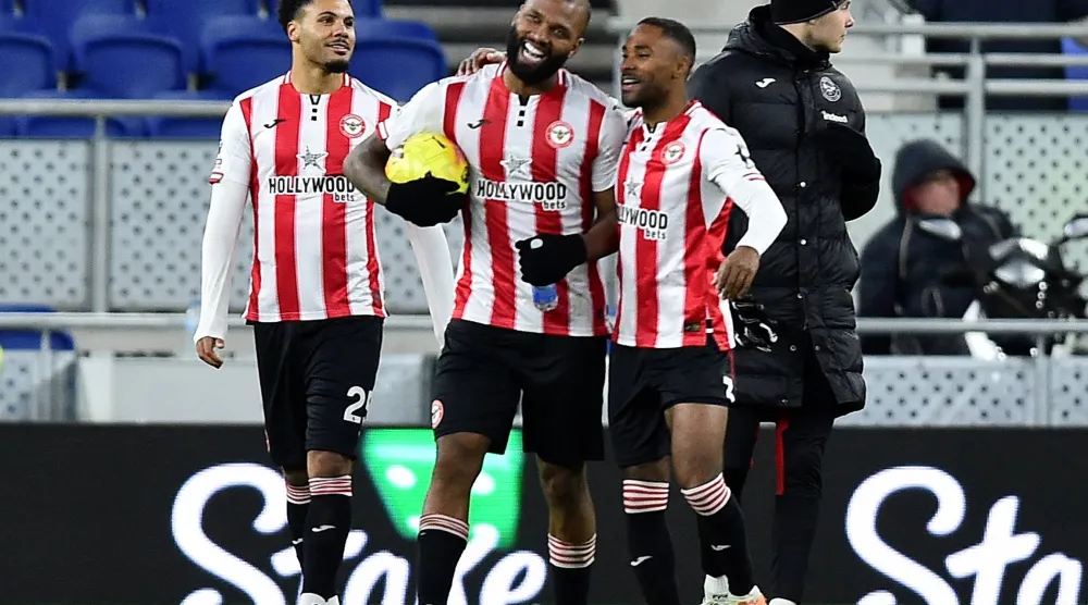 نجم برنتفورد إيغور تياغو (وسط) أحرز 17 هدفاً هذا الموسم (رويترز)