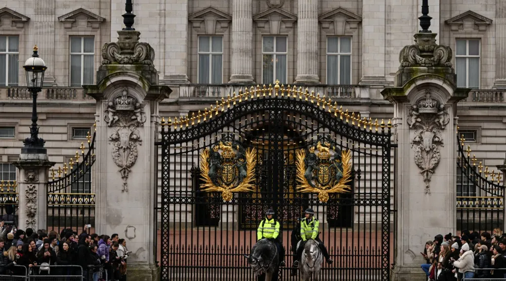شرطيان عند بوابة قصر باكنغهام الملكي في لندن (رويترز)