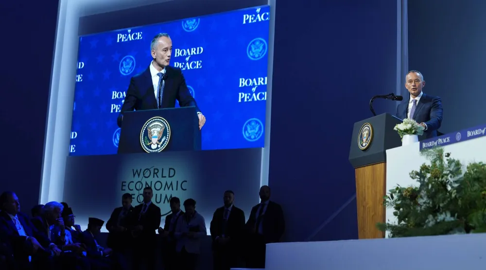 نيكولاي ملادينوف الممثل السامي لـ«مجلس السلام» لغزة خلال كلمة في منتدى دافوس - 22 يناير 2026 (أ.ب)