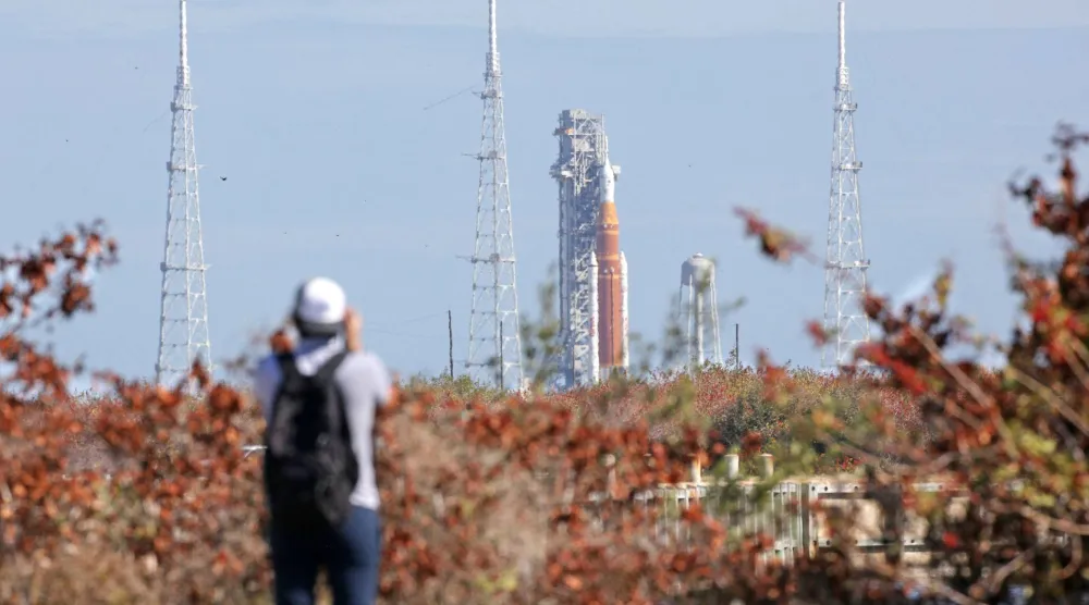 صاروخ «أرتميس 2» التابع لوكالة «ناسا» موجود في مركز كينيدي للفضاء في فلوريدا (أ.ف.ب)