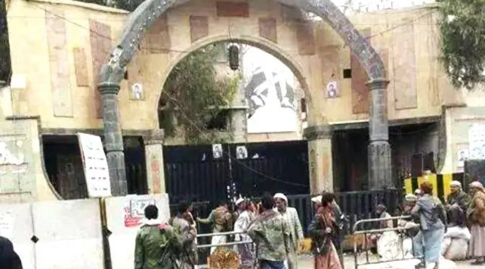 عناصر حوثيون يحاصرون منزل الشيخ الأحمر في صنعاء (إكس)
