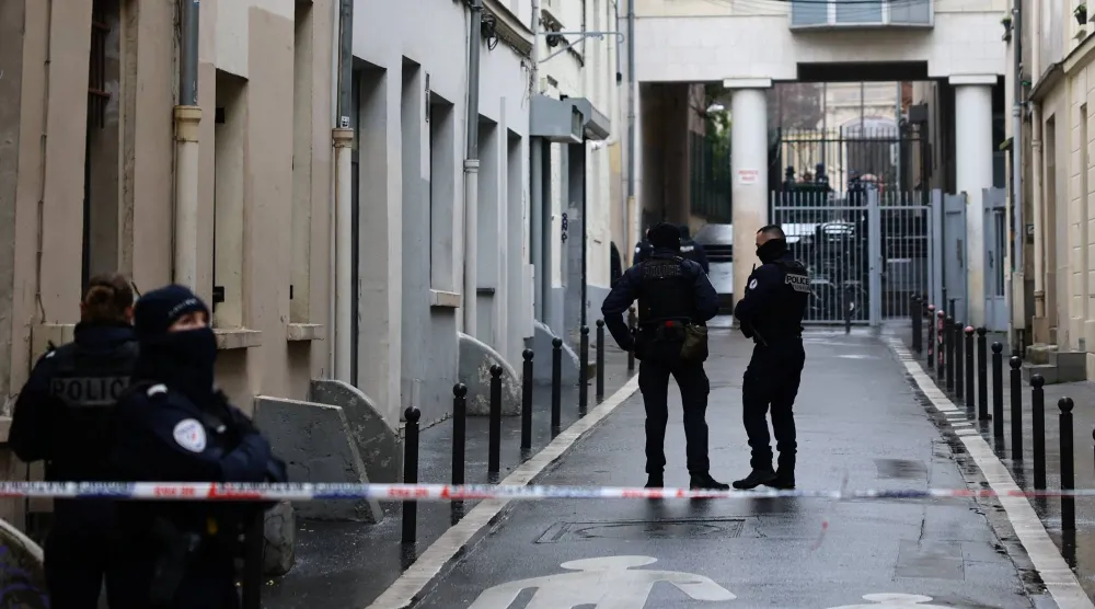 عناصر من الشرطة الفرنسية في باريس (رويترز)