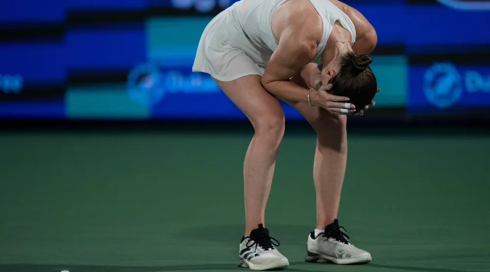 إيلينا تحتفل بعد الفوز على غوف (أ.ب)