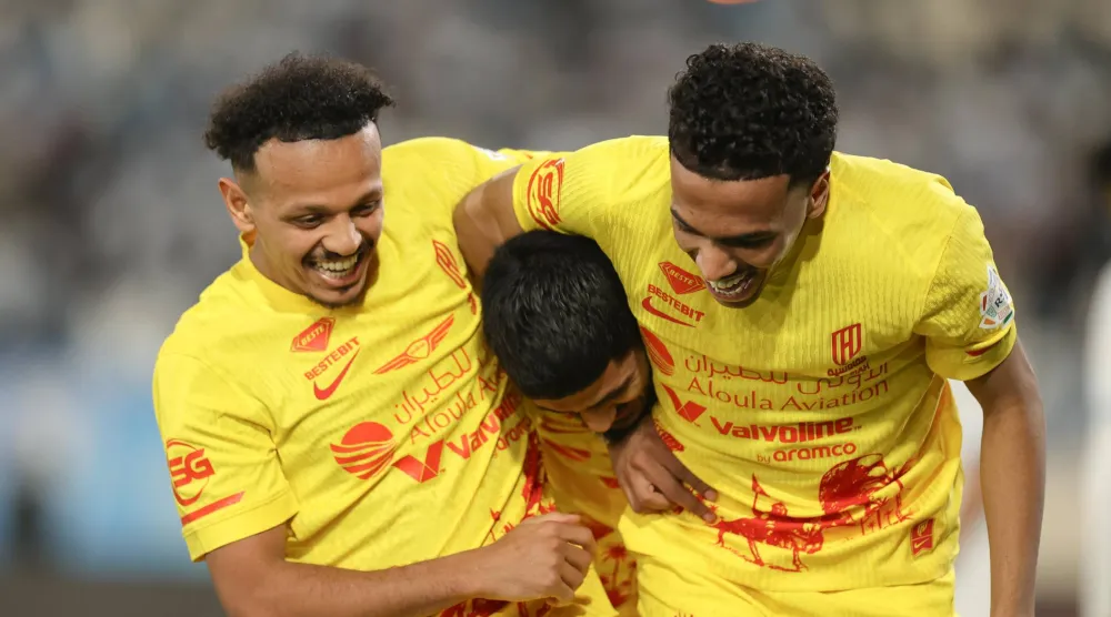 الجوير والعمار لاعبا القادسية يحتفلان مع الأحمد بعد الهدف (تصوير: عدنان مهدلي)