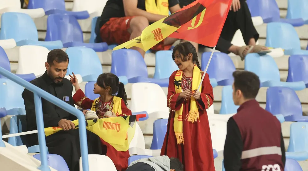 مشجع قدساوي خلال تواجده في المدرجات برفقة طفلتيه (تصوير: عدنان مهدلي)