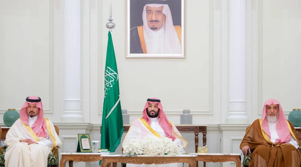 الأمير محمد بن سلمان لدى استقباله العلماء والوزراء وجمعاً من المواطنين في المدينة المنورة (واس)