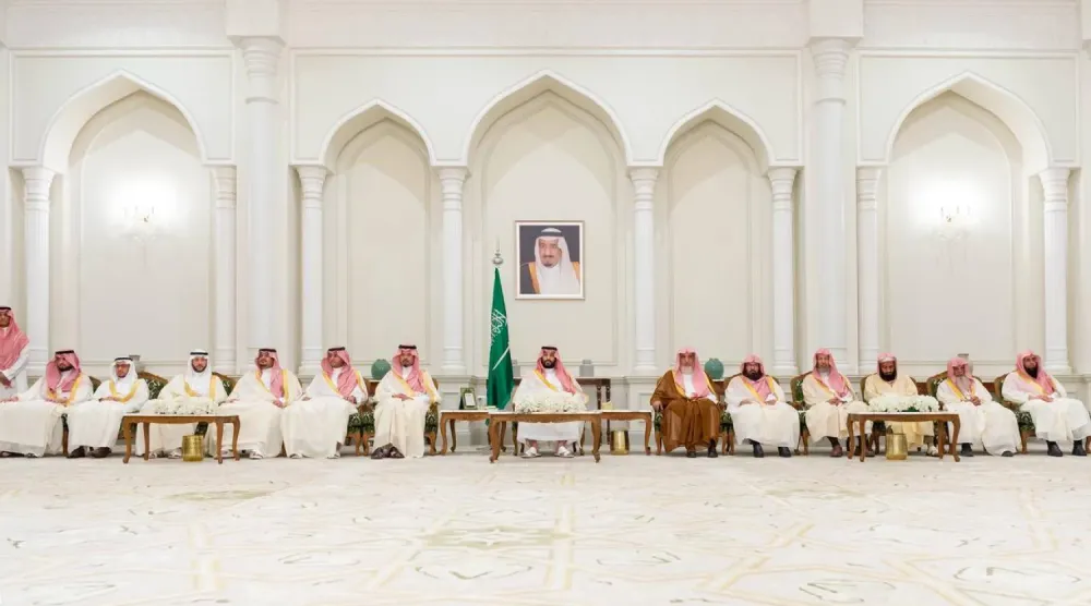 Suudi Arabistan Veliaht Prensi Muhammed bin Selman, Medine'de alimler, bakanlar ve bir grup vatandaşı kabul ederken (SPA)