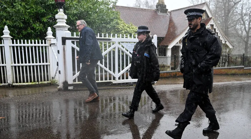 أفراد من الشرطة البريطانية خارج «رويال لودج» في ويندسور حيث كان يقيم الأمير السابق أندرو (رويترز)