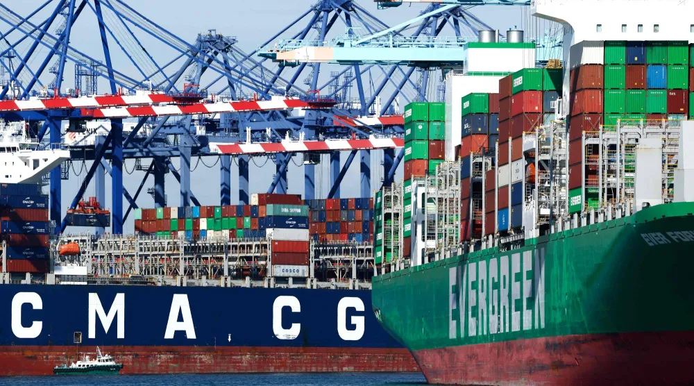 رافعات شحن تعلو سفن حاويات محمّلة بحاويات في ميناء لوس أنجليس (أ.ف.ب)