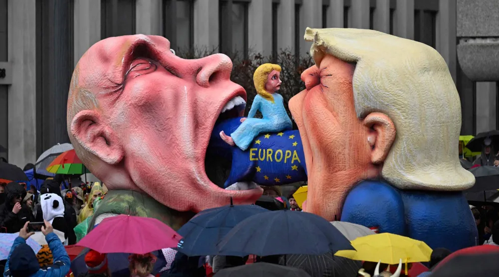 مجسّم خلال مهرجان في مدينة دوسلدورف الألمانية يُظهر الرئيسين الأميركي دونالد ترمب والروسي فلاديمير بوتين يلتهمان بقرة تجلس عليها رئيسة المفوضية الأوروبية أورسولا فون در لاين (أ.ف.ب)