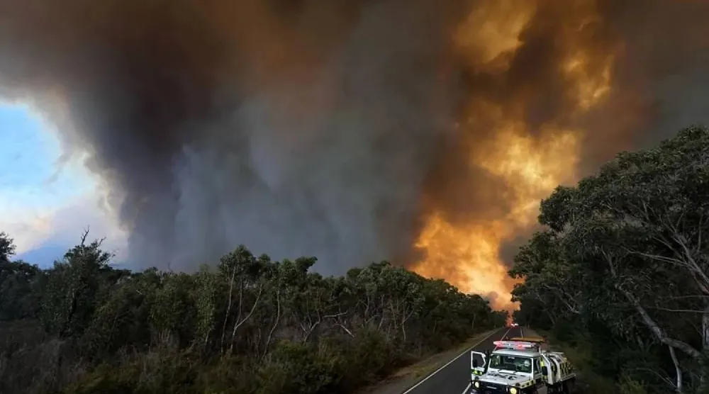 This undated handout image received on December 26, 2024 from the State Control Center of the Victoria Emergency Services shows officials on a road near a bushfire in the Grampians National Park in Australia's Victoria state. (Handout / State Control Center of the Victoria Emergency Services / AFP) 
