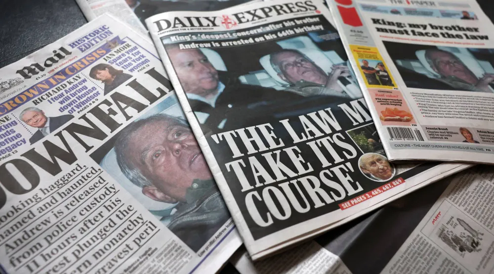 الصفحات الأولى للصحف البريطانية عقب اعتقال أندرو ماونتباتن-ويندسور في ليفربول (إ.ب.أ)