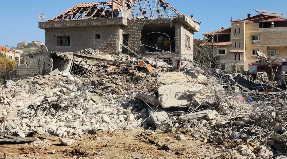  Lübnan'ın doğusundaki Bekaa Vadisi bölgesinde bulunan Bednayel köyünde, İsrail hava saldırılarının ardından ağır hasar gören bina (AFP)